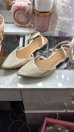 Cream Perforated Pointed-Toe Slingback Flats size 6