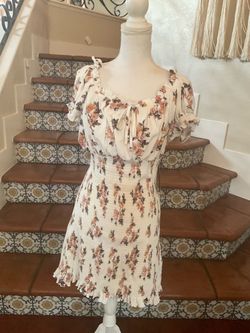 Cute floral mini dress with ruffle sleeves and tie front detail. Size 2X