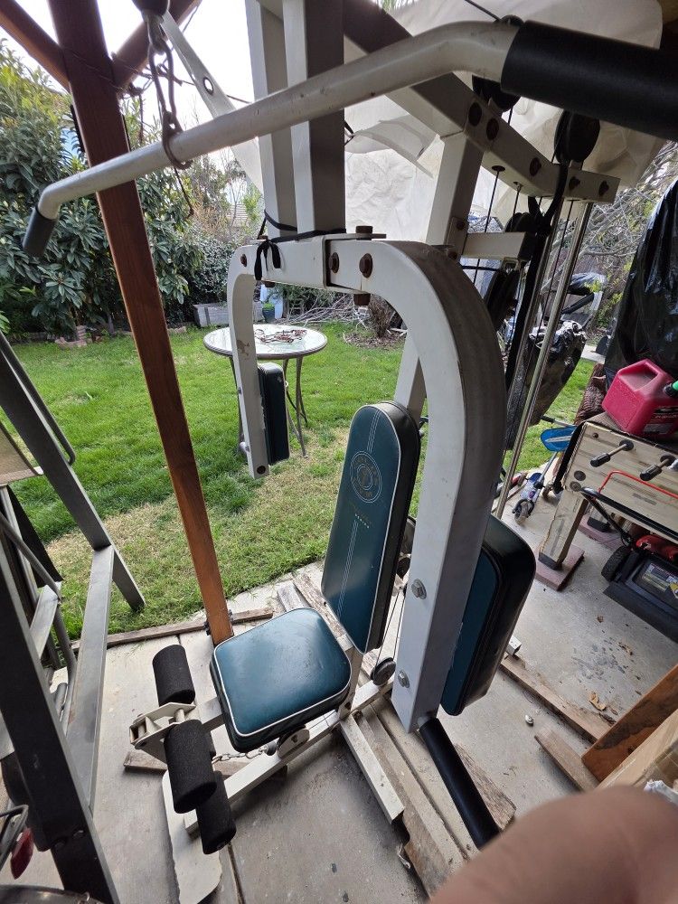 Gold's gym weightlifting machine 