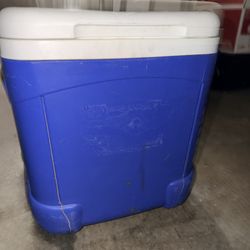 Igloo Ice Cube cooler. Compact cooler with built-in cup holders on the lid.