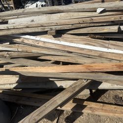 2x4 wood asking $50 for all used $50 por todo usado 
