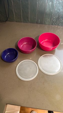 Kitchen Aid nesting bowls with lids