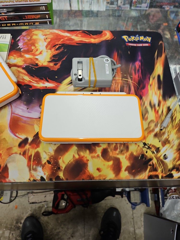 Nintendo 2DS XL Console White/Orange with charger