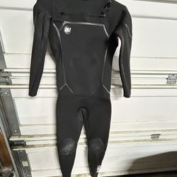 2 WETSUITS FOR 1!!    BUELL RB2 3/2 AND ONEILL HEAT 3/2. BOTH SIZE MS