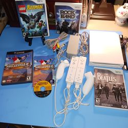 Nintendo, Nintendo We Vintage All Original Awesome Condition With Two Controllers Two Knuckles All Necessary Components Plus Four Awesome Games
