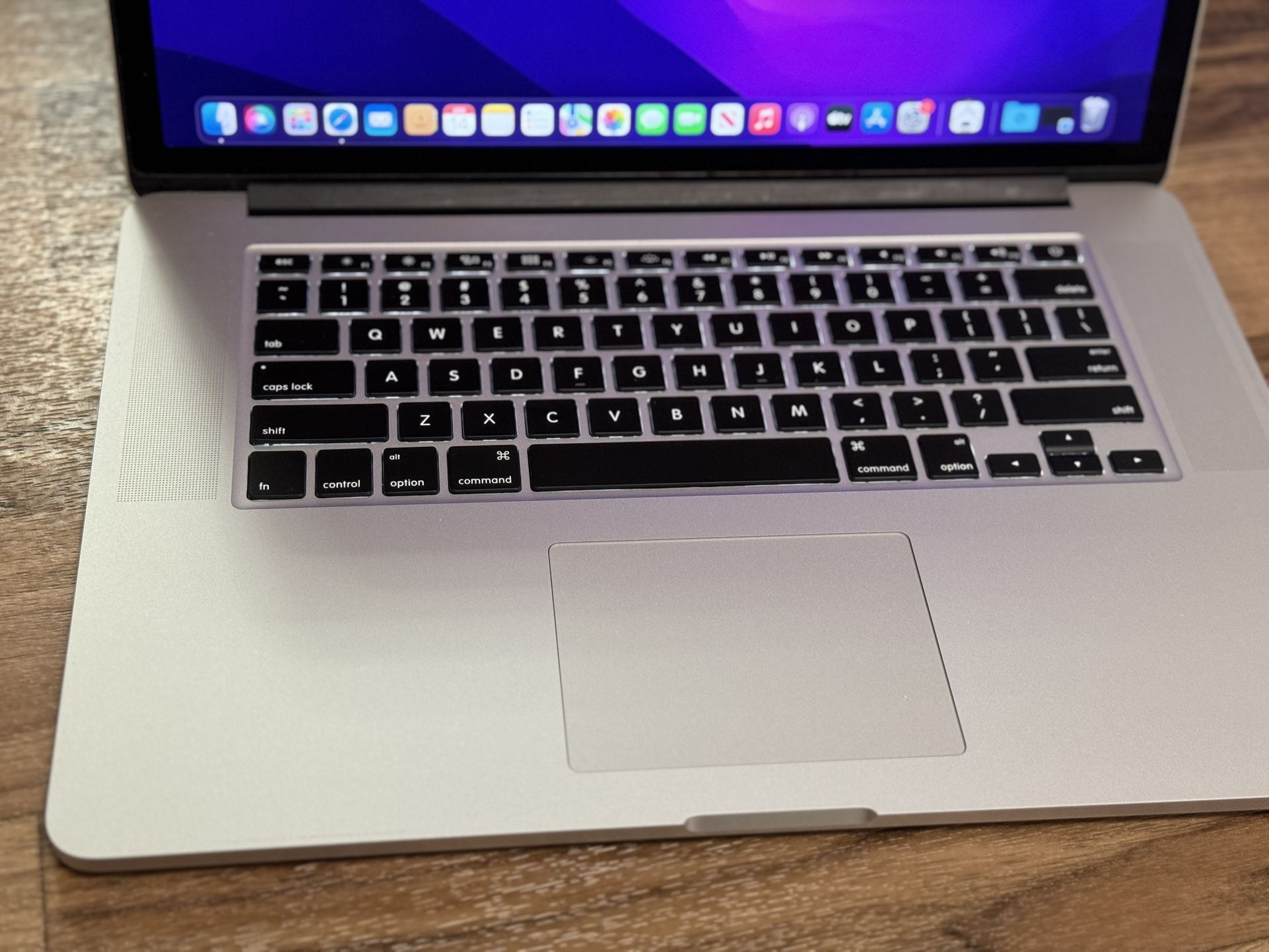 Macbook pro 2015 15 inch i7 16gb 256gb 