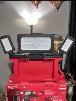 Milwaukee M18 18-Volt Lithium-Ion Cordless PACKOUT 3000 Lumens LED Light with Built