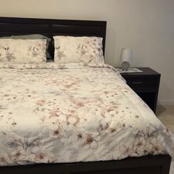 Queen Size Bedset In Excellent Condition 