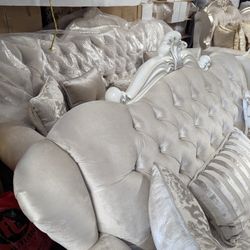 Sofa set are 3 pieces 