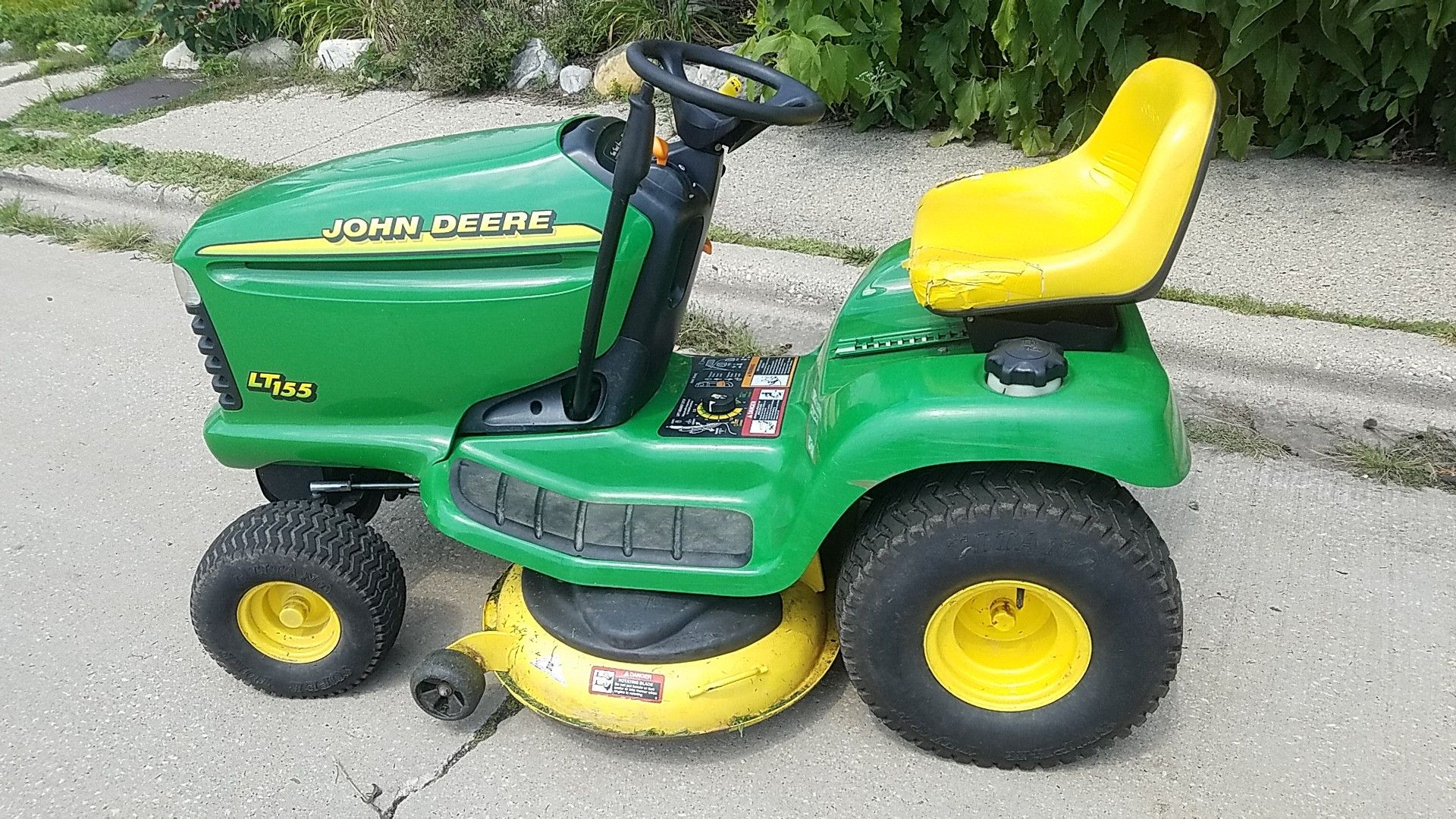 John Deere LT 155 RIDING MOWER