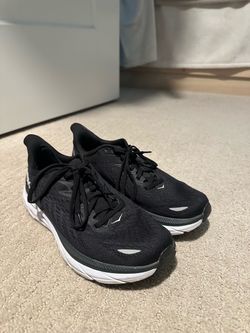 Black and white Clifton 8 Women’s shoe size 6.5