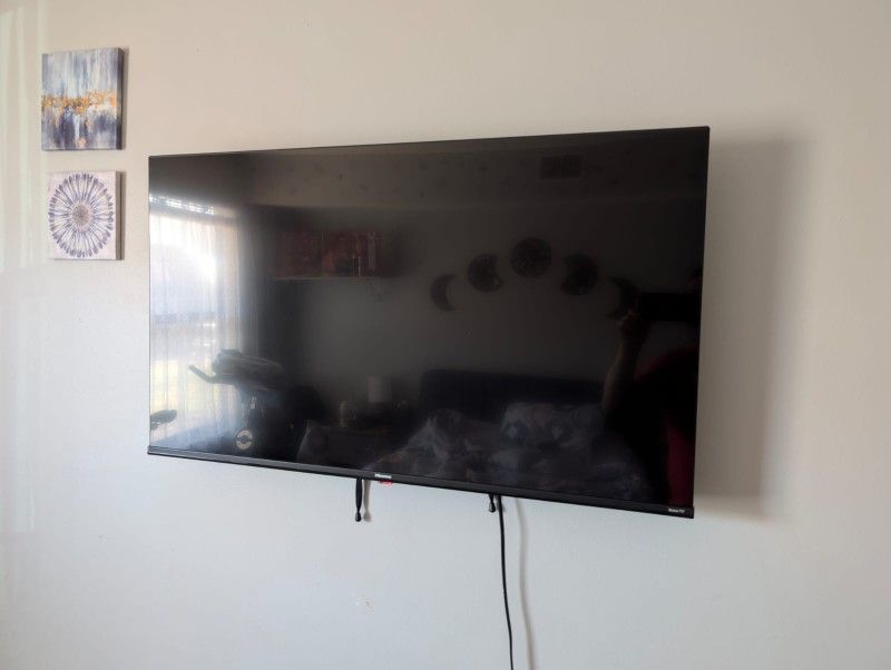 "43 TV.. Wall Mount Included.. $150 Obo!