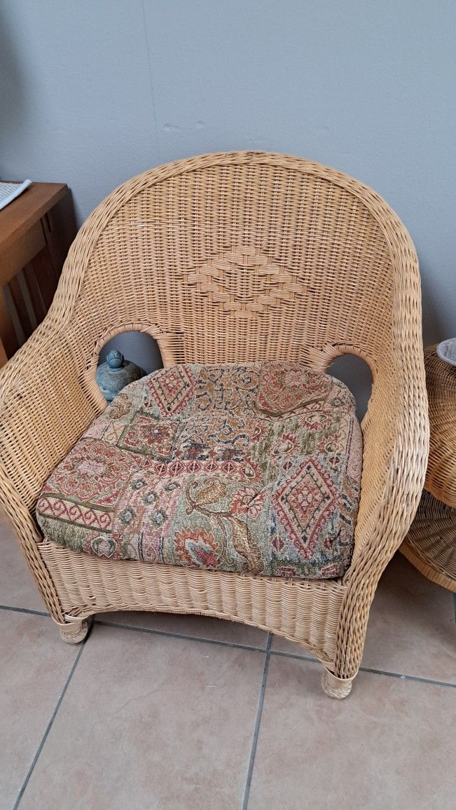 WICKER CHAIR & SIDE TABLE