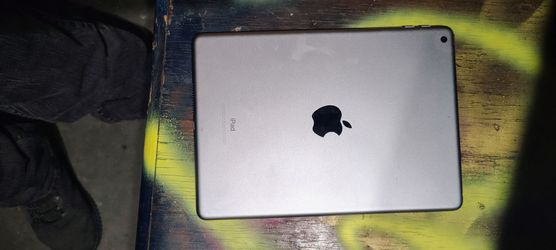 Apple iPad 6 (6th gen). No charger.