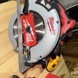 (!LEFT HANDED!) Milwaukee Circular Saw 7 1/4”