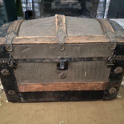 Antique Steamer Trunk/Hope chest