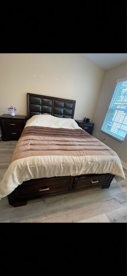 Moving out soon. Queen bed Wood and leather, two drawers on the bottom, excellent condition
