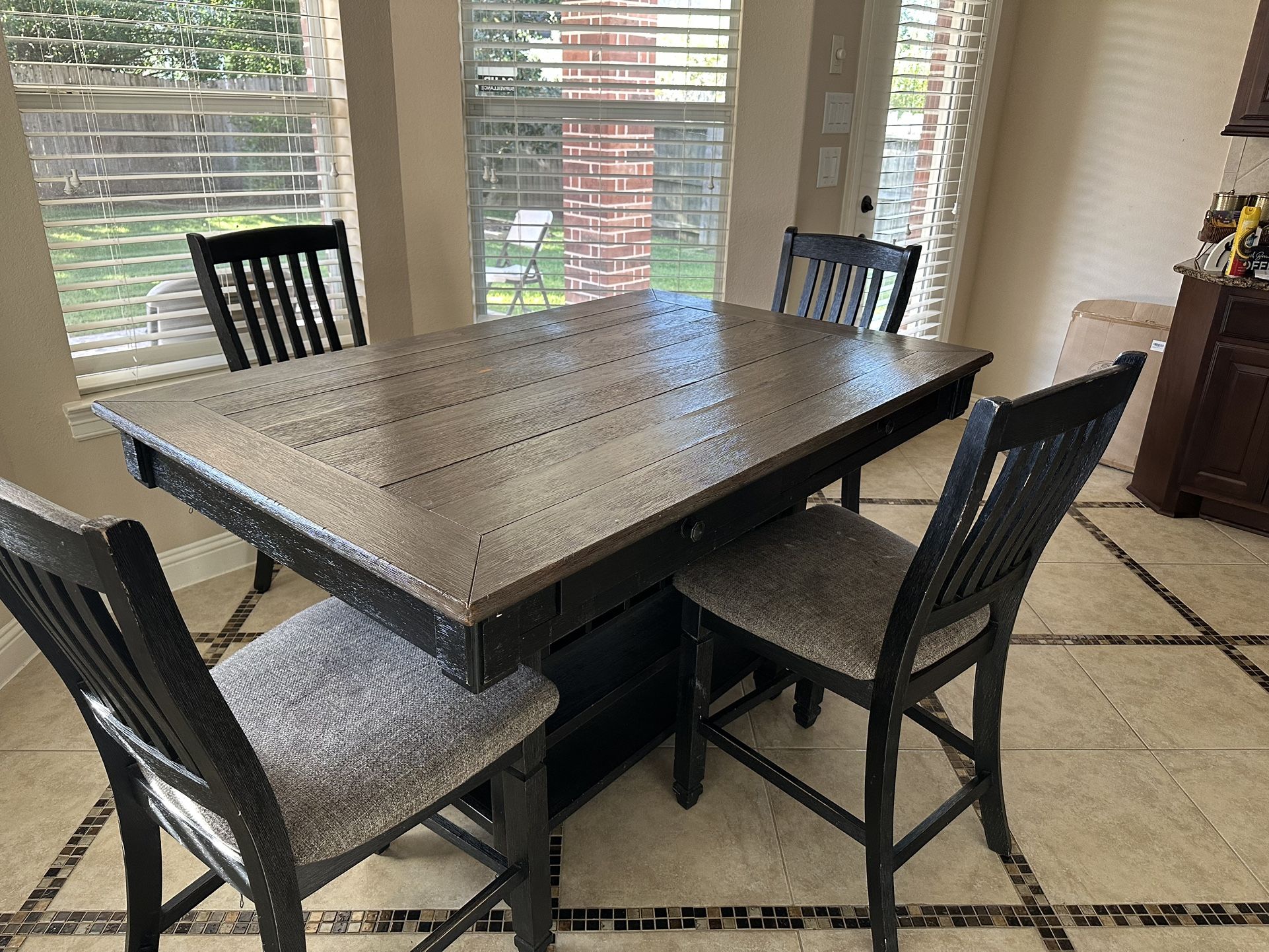 Breakfast Table and Chairs 150$