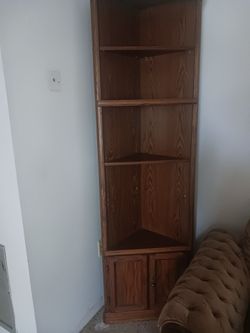 Corner bookshelf