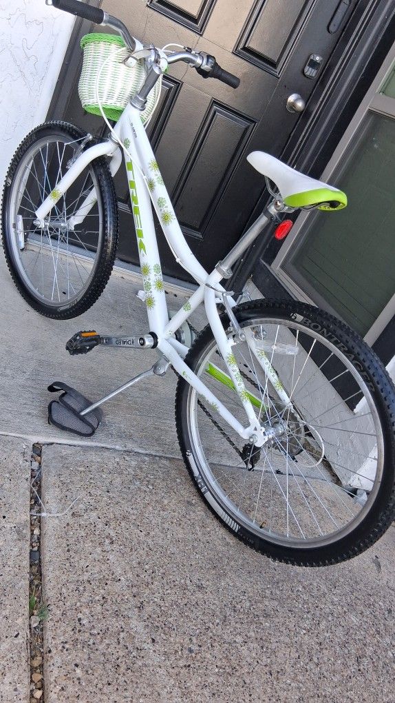 Trek MT200 Girls Bike