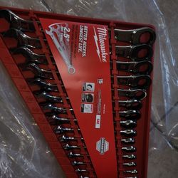 Milwaukee
SAE Ratcheting Combination Wrench Set (15-Piece)