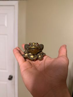 Toad statue