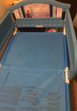 Delta Children Frozen Toddler Bed