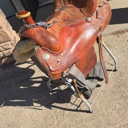 Horse Saddle.  Montura Para Caballo.  Good Condition.    $   550.   