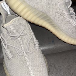 Men’s size 9 YEZZY BOOST 350 V2