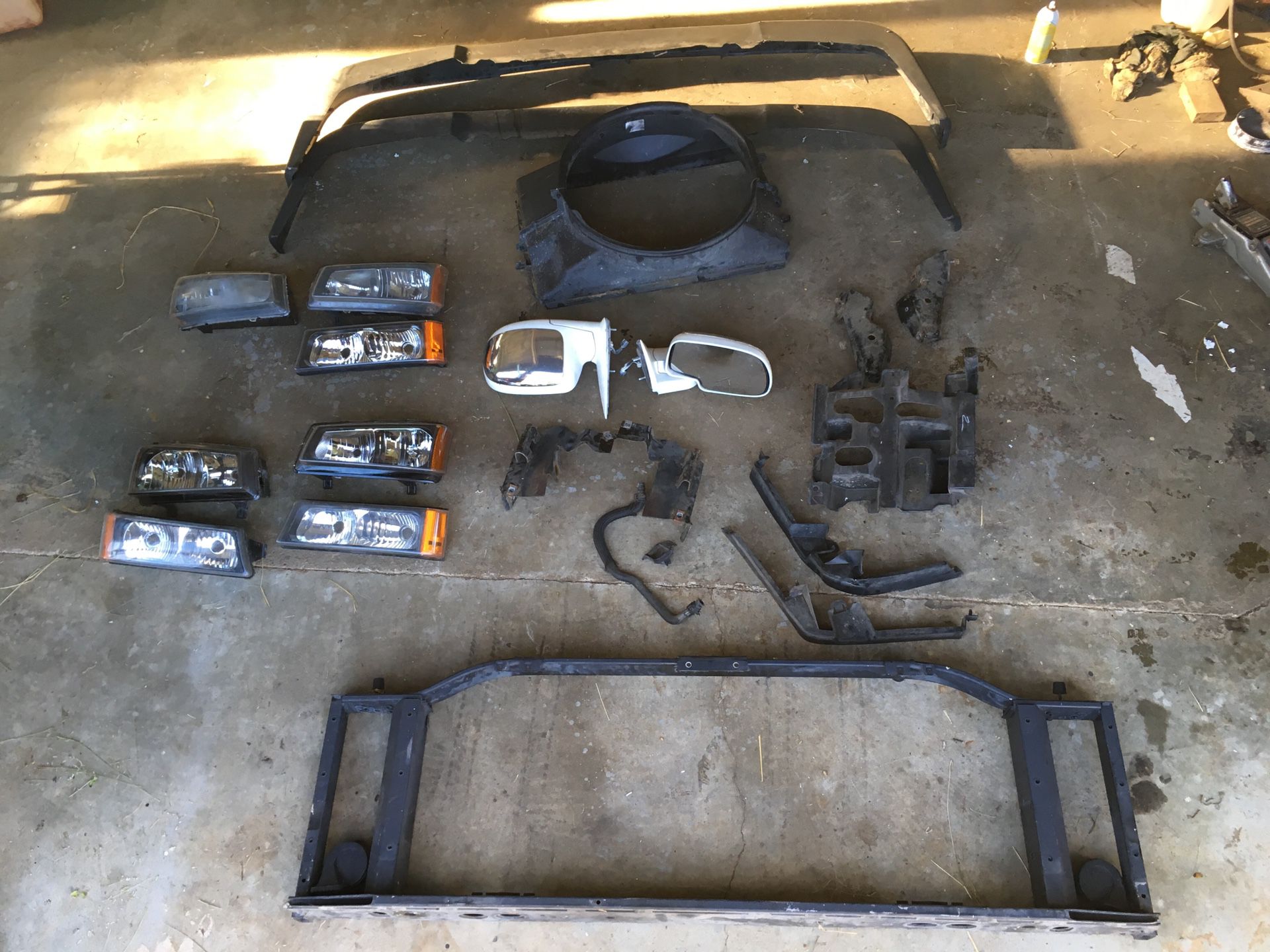 Chevy Silverado 1500 and 2500 HD parts. Front end and power mirrors. Should fit years 03 - 06