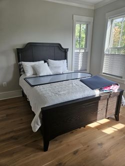 Wellbern Queen Panel Bedroom Set Like New
