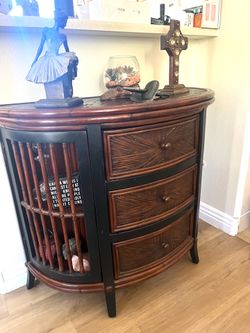 Wooden cabinet w/drawers