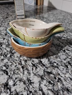 Nesting bird measuring cups