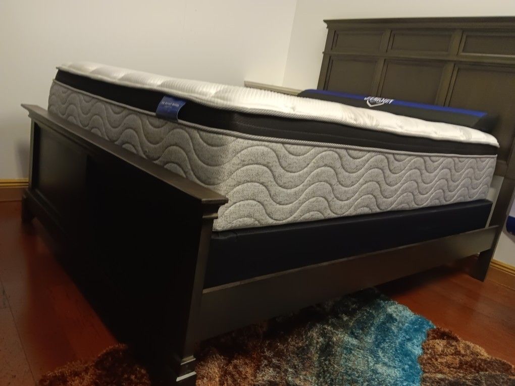 *Weekend Special!!!*---Floor Model Lindex Queen Bedroom Sets---Now $999!!!---Delivery And Financing😉