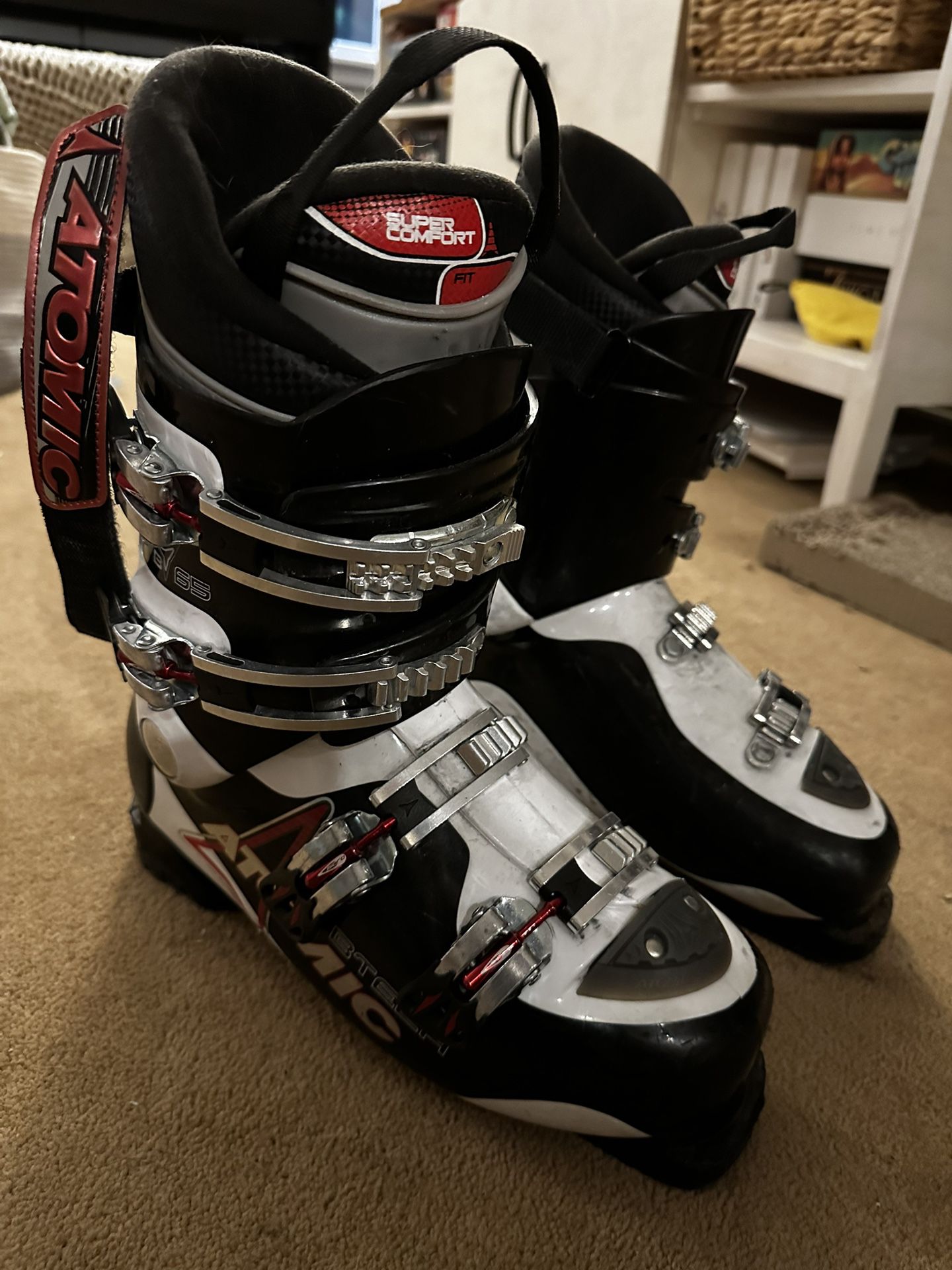 Atomic Ski Boots Size 27.5 With Boot Bag