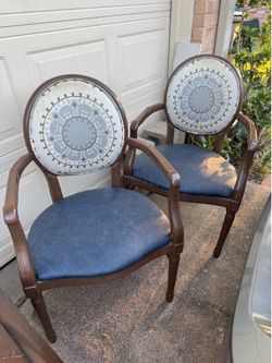 2 chairs and coffee table