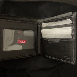 Tumi GBL Center Flip Passcase 