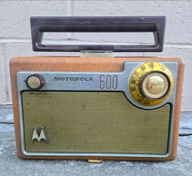 Vintage Motorola 600 Portable AM Radio