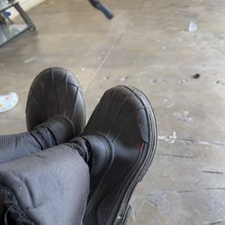 SNOW BOOTS ! FOR KIDS SIZE 13!