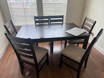 Kitchen table and 6 chairs