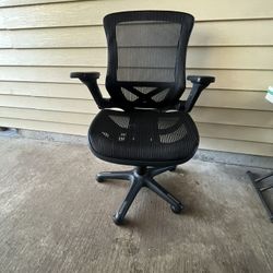 Bayside Furnishings Metrex IV Mesh Office Chair. Gently used all functions still works great.