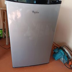 Small Refrigerator with small freezer  on top8