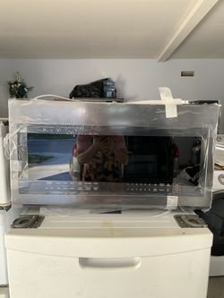 Brand new Samsung microwave with vent hood