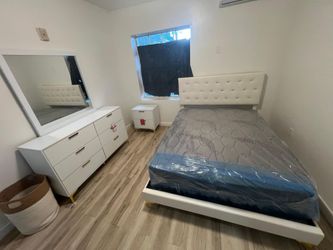 Brand New bedroom set Queen/ King