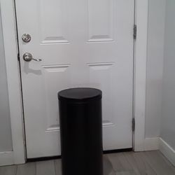 Black Trash can 18 Gallon 