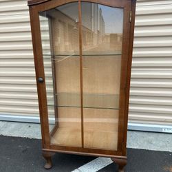 Beautiful curio, display cabinet with glass shelves / hermosa vitrina, gabinete con repisas de vidri