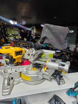 DEWALT 20V MAX  CORDLES 7-1/4  SLIDING MITER SAW TOOL ONLY