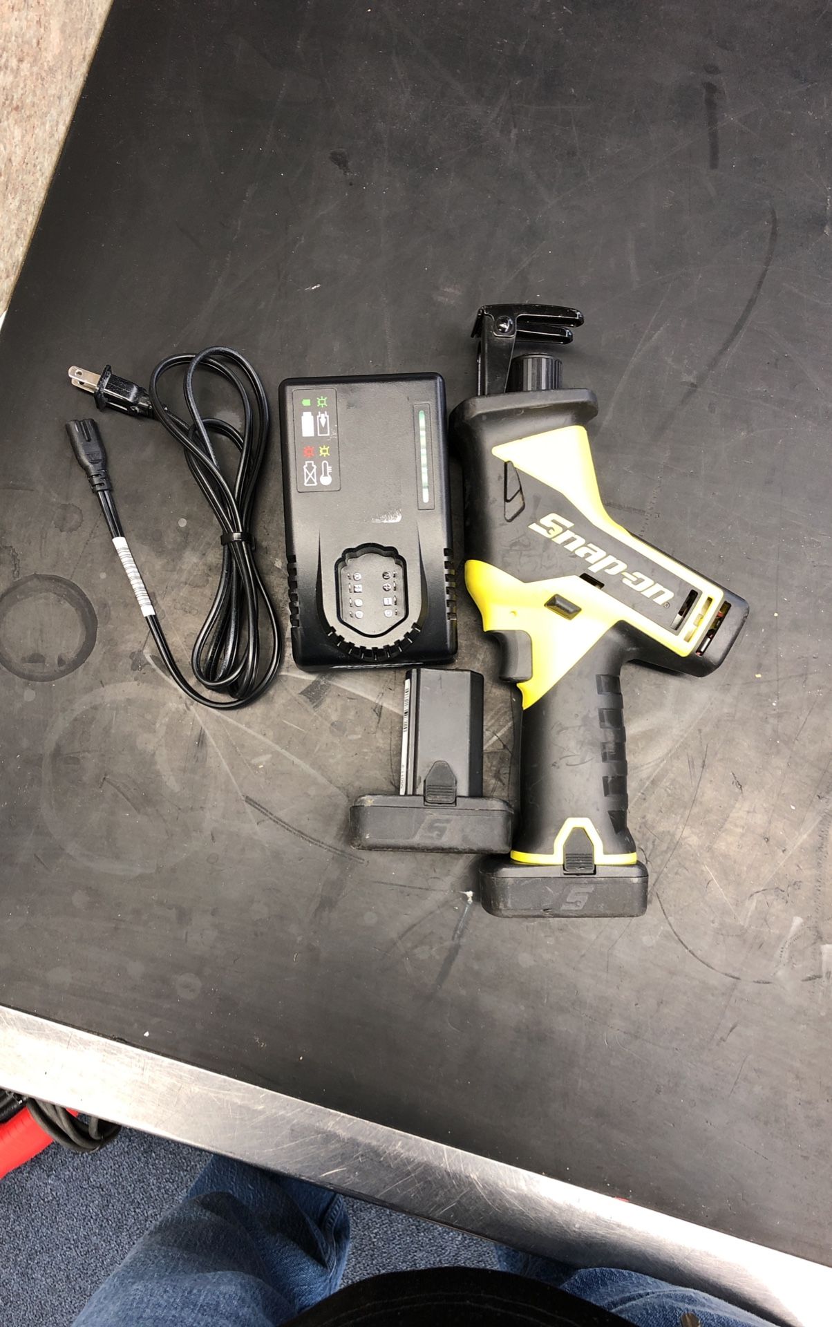 Snap-On CTRS761AHV 14.4 V Cordless Reciprocating Saw With 2x 2.5AH Batteries & Charger