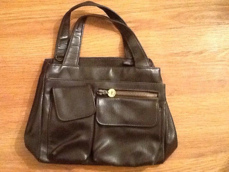 Bentley brown leather hand purse. With 2 exterior pockets & 2 inside compartments. Excellent condition.