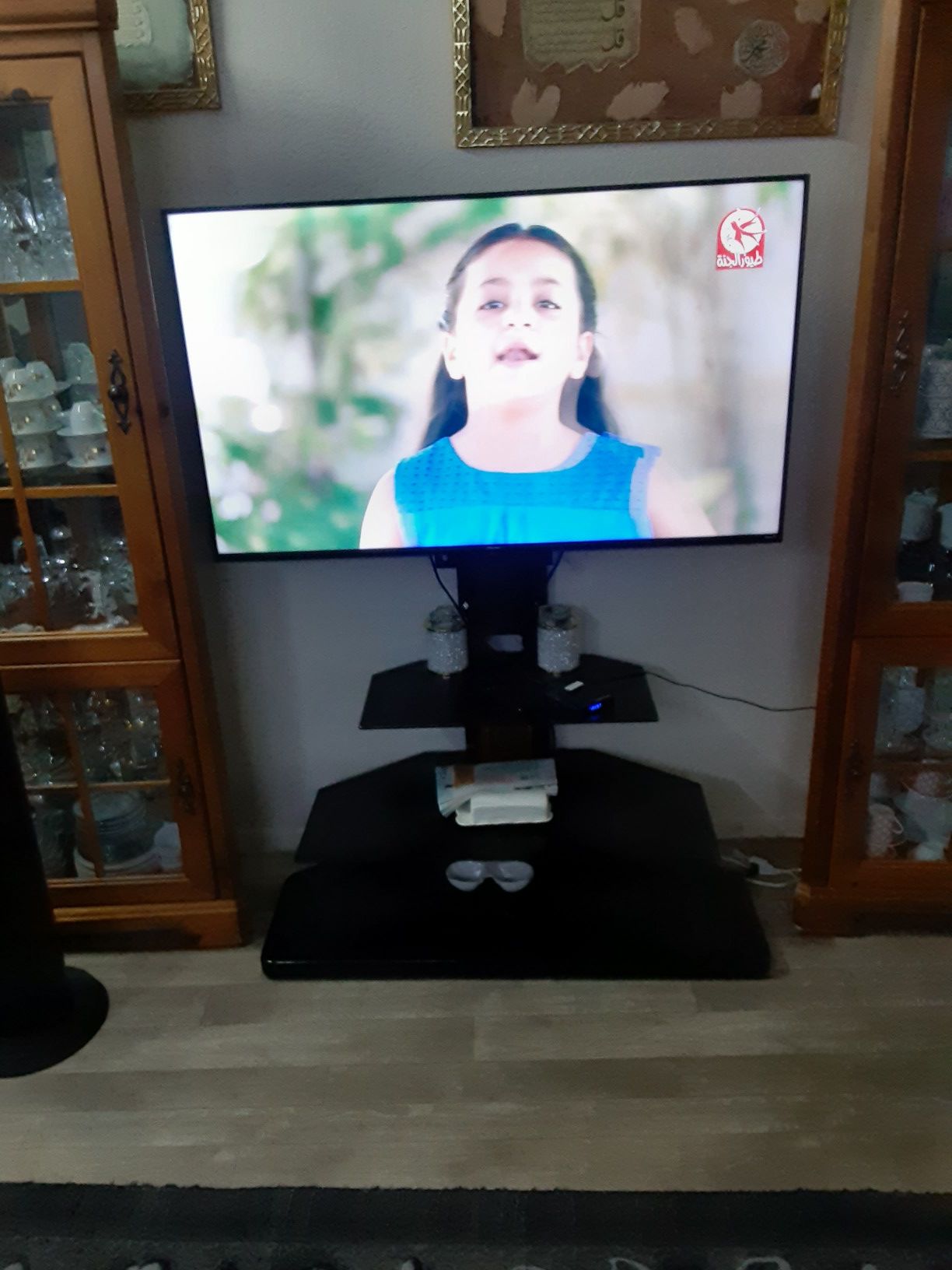 TV 50 INCHES WITH TABLE BRAND NEW